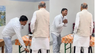 वोट डालने पहुंचे गहलोत के पोलिंग स्टाफ ने छुए पैर