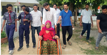 वार्ड नंबर 150 की 90 वर्षीय बिरदी देवी ने किया मतदान